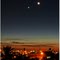 Visão noturna parcial de Arcos/MG, com destaque para a Lua e o Planeta Júpiter